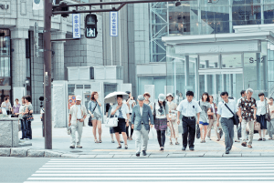 横断歩道を渡る人々